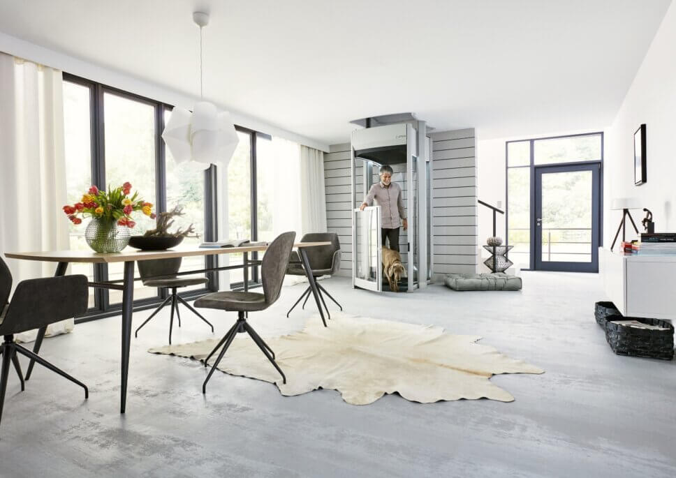 Gläserner Mini-Aufzug in modern eingerichtem Haus