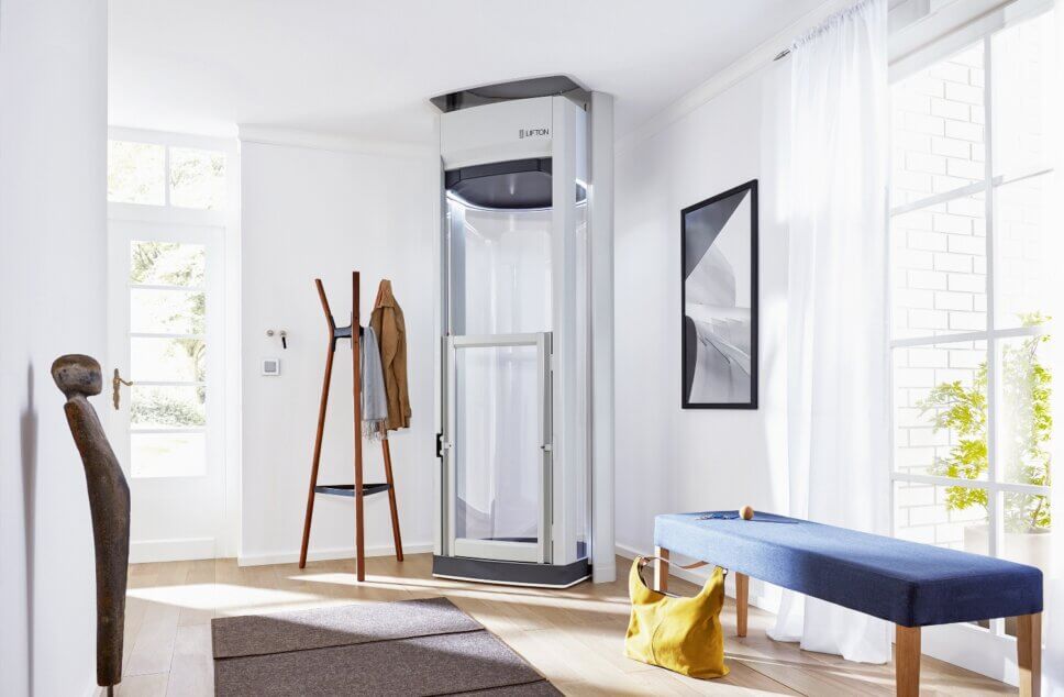 Gläserner Mini-Aufzug in modern eingerichtem Haus