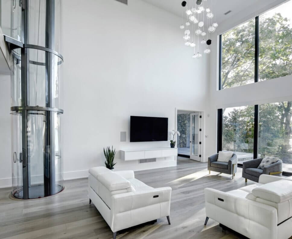 Gläserner Mini-Aufzug in modern eingerichtem Haus