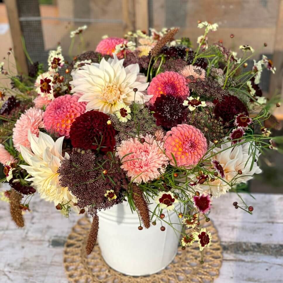 Bunter Blumenstrauß mit Dahlien und Sommerblumen