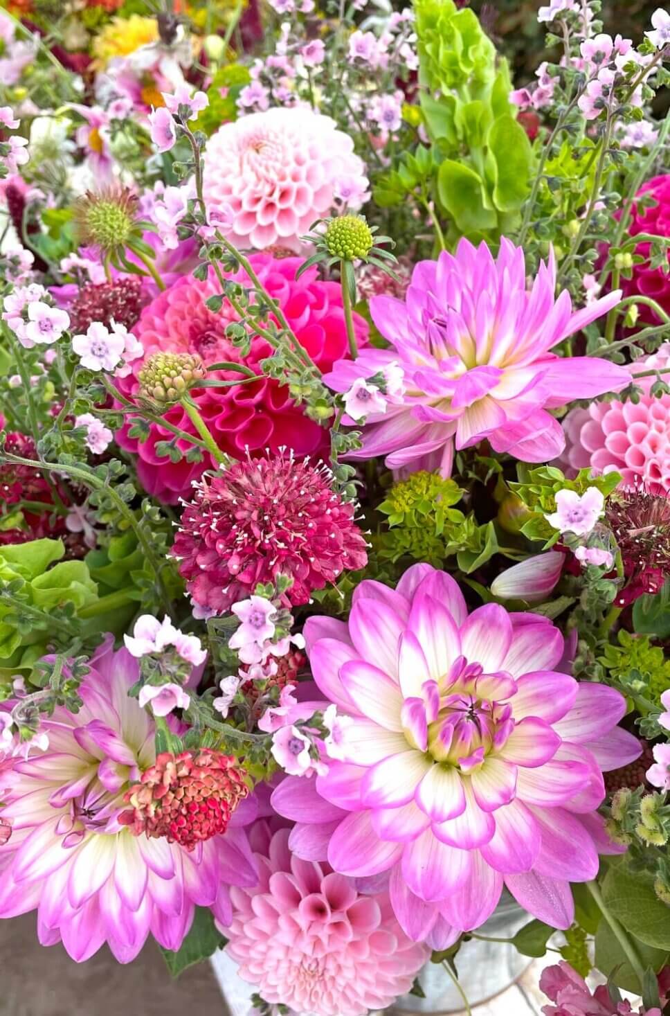 Bunter Blumenstrauß mit Dahlien und Sommerblumen