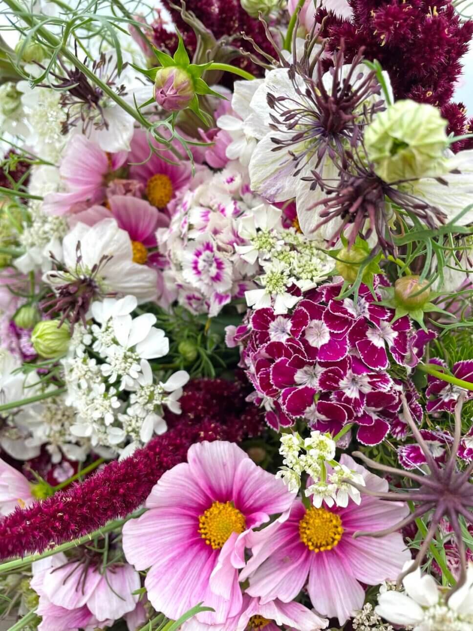 Bunter Blumenstrauß mit Dahlien und Sommerblumen