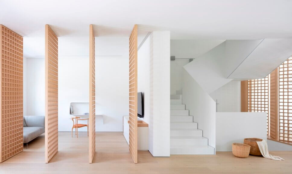 Treppe in minimalistisch eingerichtetem offenen Wohnraum