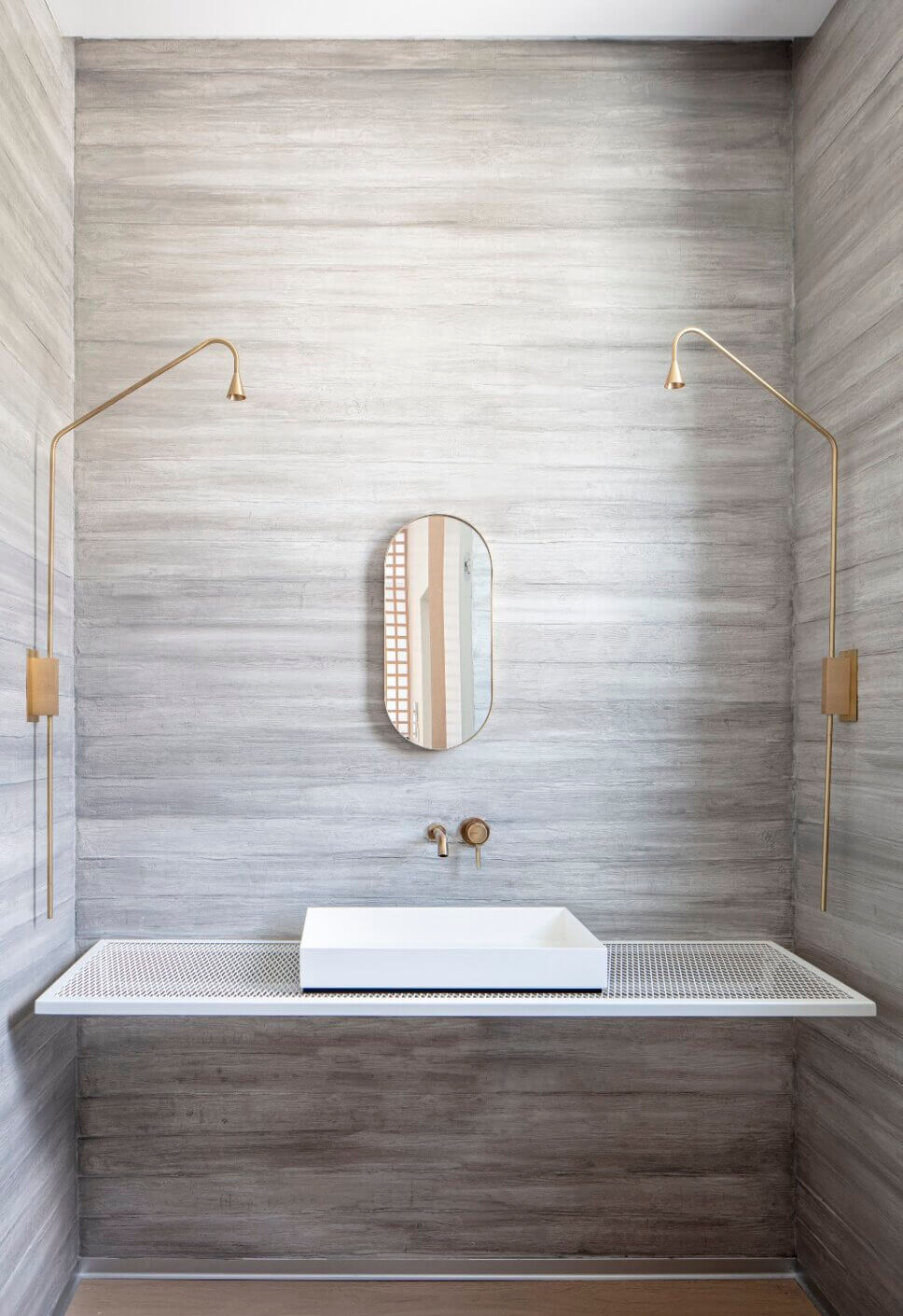 Minimalistisch, modern eingerichtetes Badezimmer