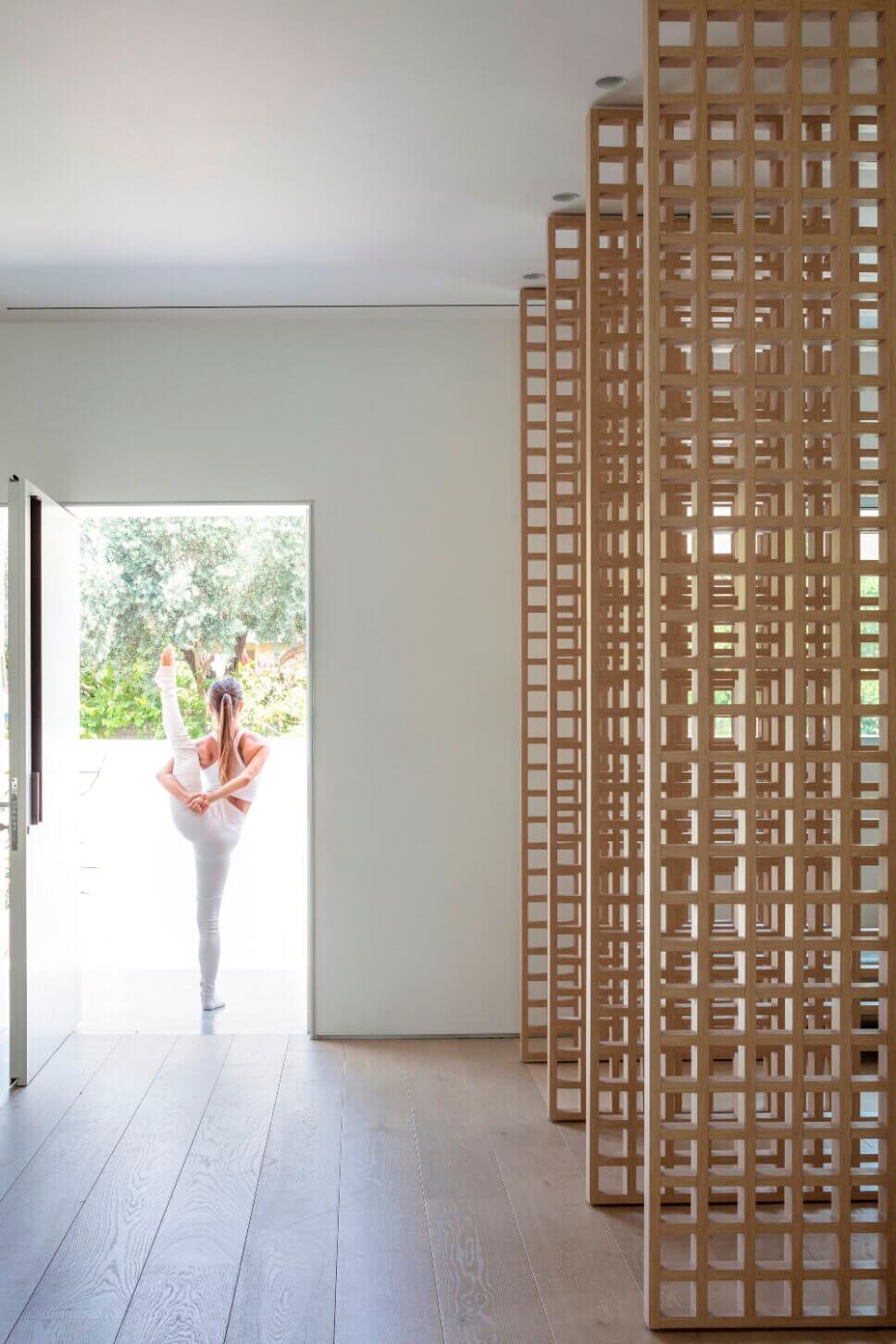 Flur in minimalistisch eingerichtetem offenen Wohnraum