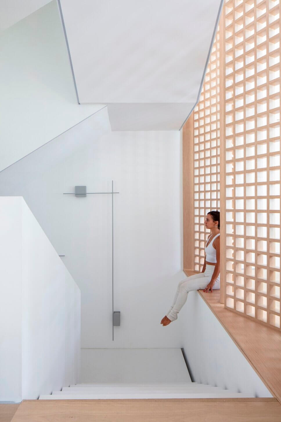 Treppe in minimalistisch eingerichtetem offenen Wohnraum