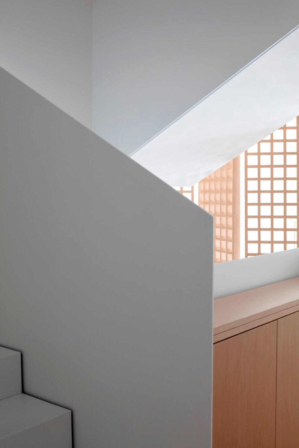 Treppe in minimalistisch eingerichtetem offenen Wohnraum