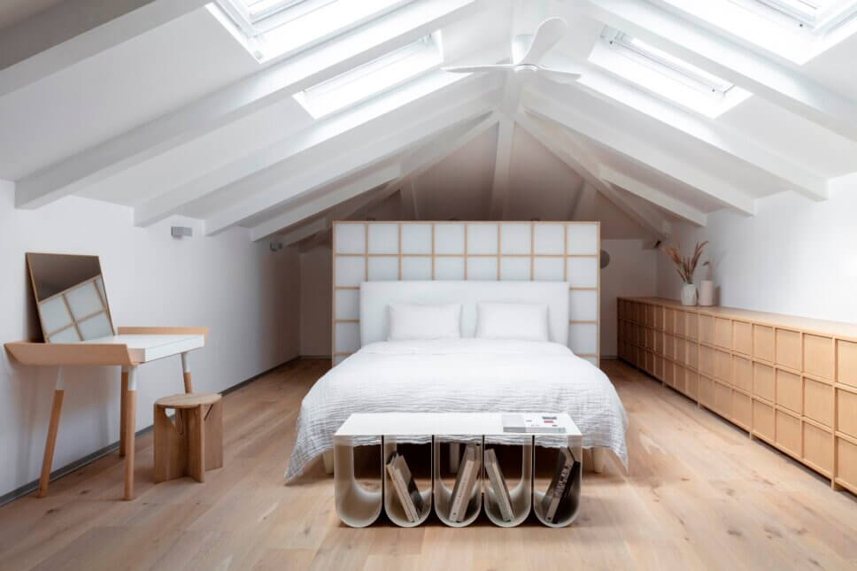 Minimalistisch eingerichtetes, modernes Schlafzimmer