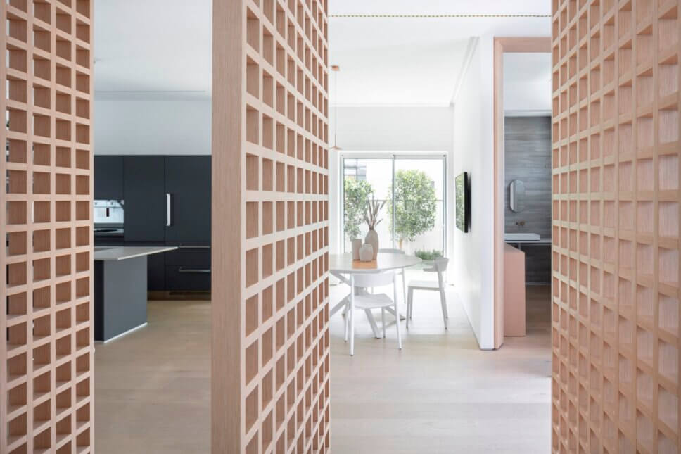 Minimalistisch eingerichteter Wohnraum mit offener Küche