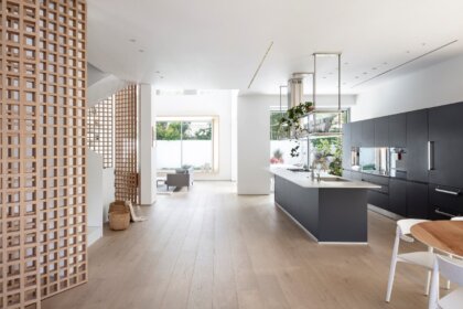 Minimalistisch eingerichteter Wohnraum mit offener Küche