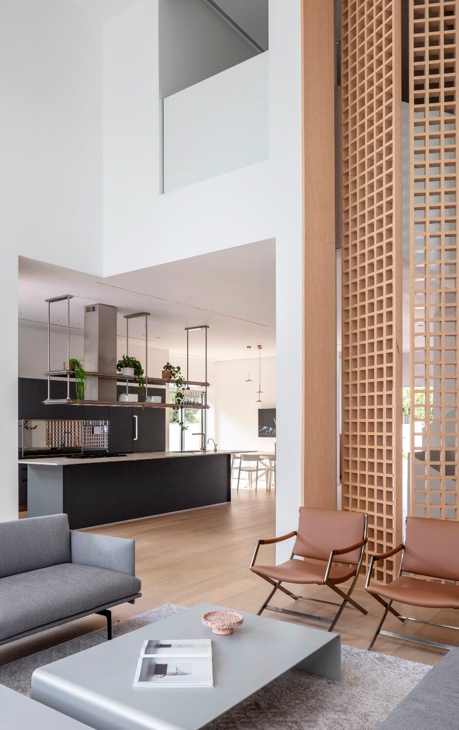 Minimalistisch eingerichteter Wohnraum mit offener Küche