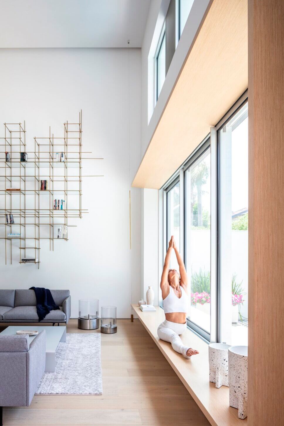 Minimalistisch eingerichteter offener Wohnraum