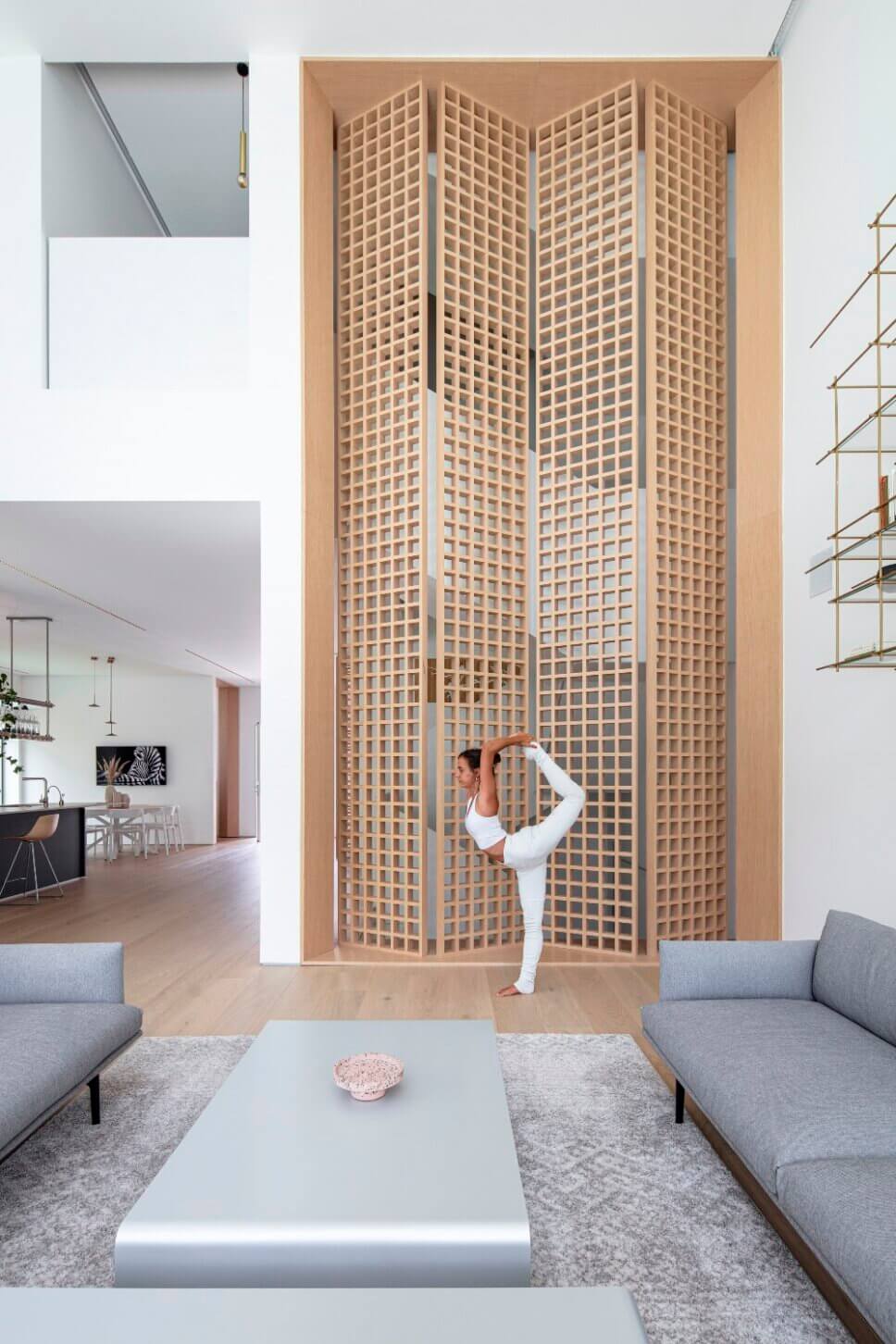 Minimalistisch eingerichteter offener Wohnraum