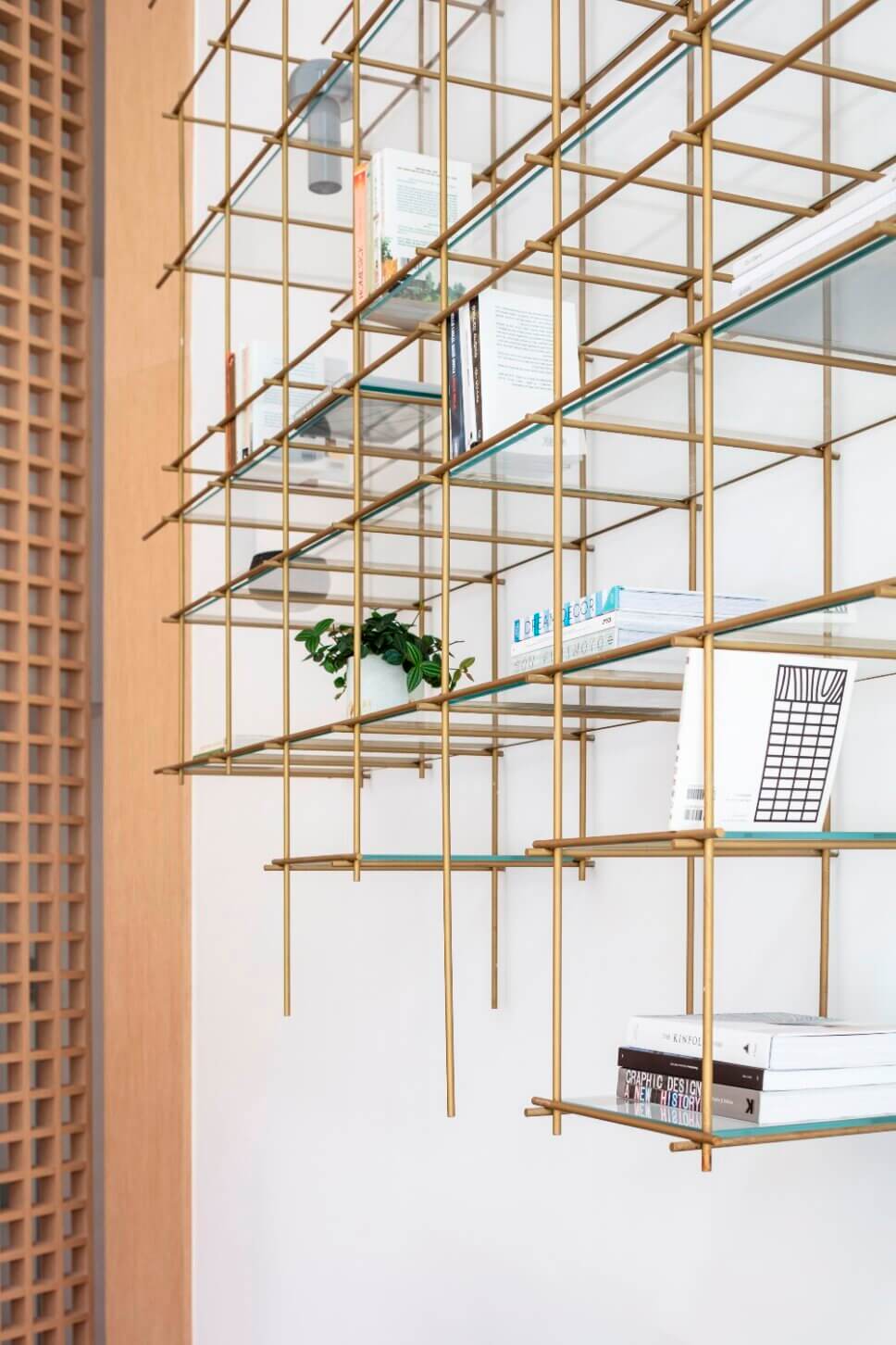 Minimalistisch eingerichteter offener Wohnraum