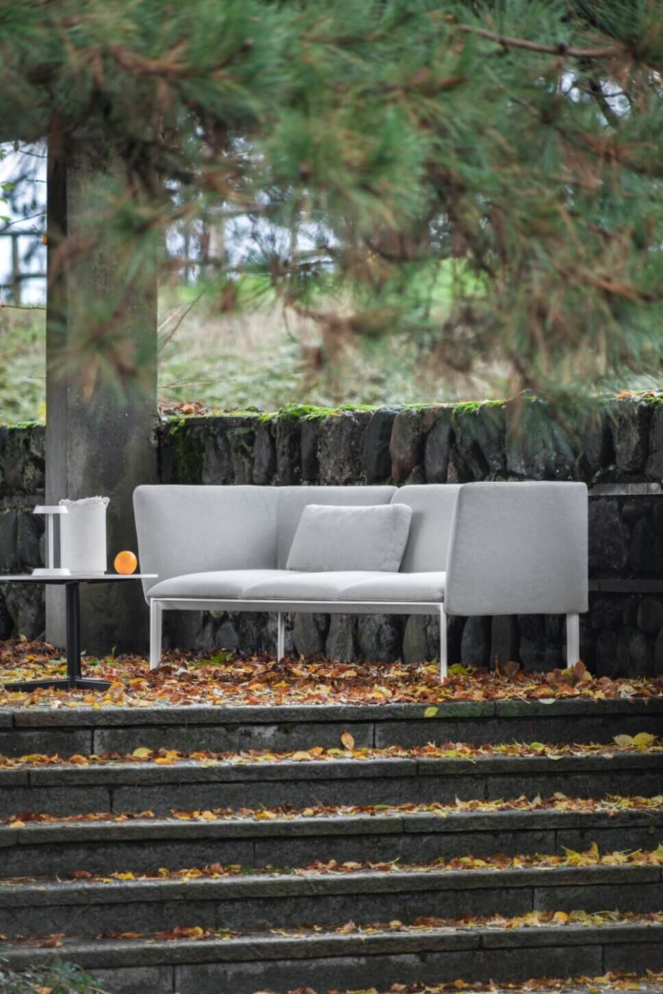 Modernes Gartensofa auf Terrasse