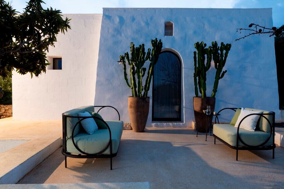 Modernes Gartensofa auf Terrasse