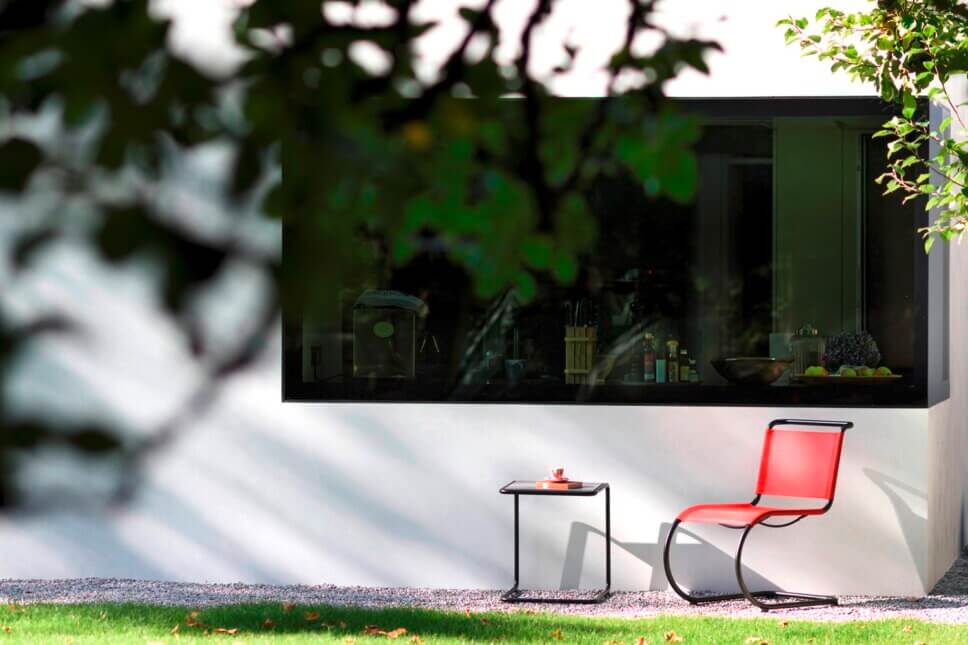 Moderner Gartentisch und Stuhl auf der Terrasse