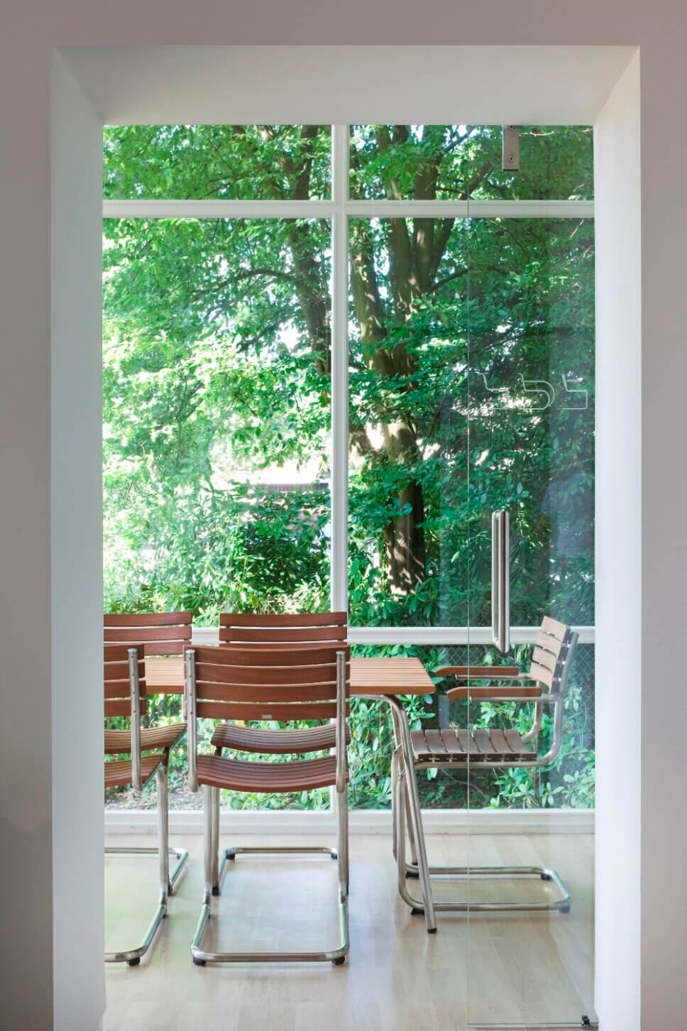 Moderner Gartentisch und Stühle auf Veranda