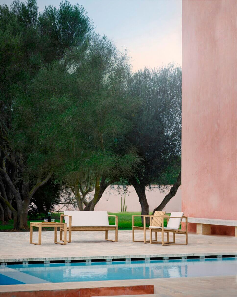 Modernes Gartensofa auf Terrasse