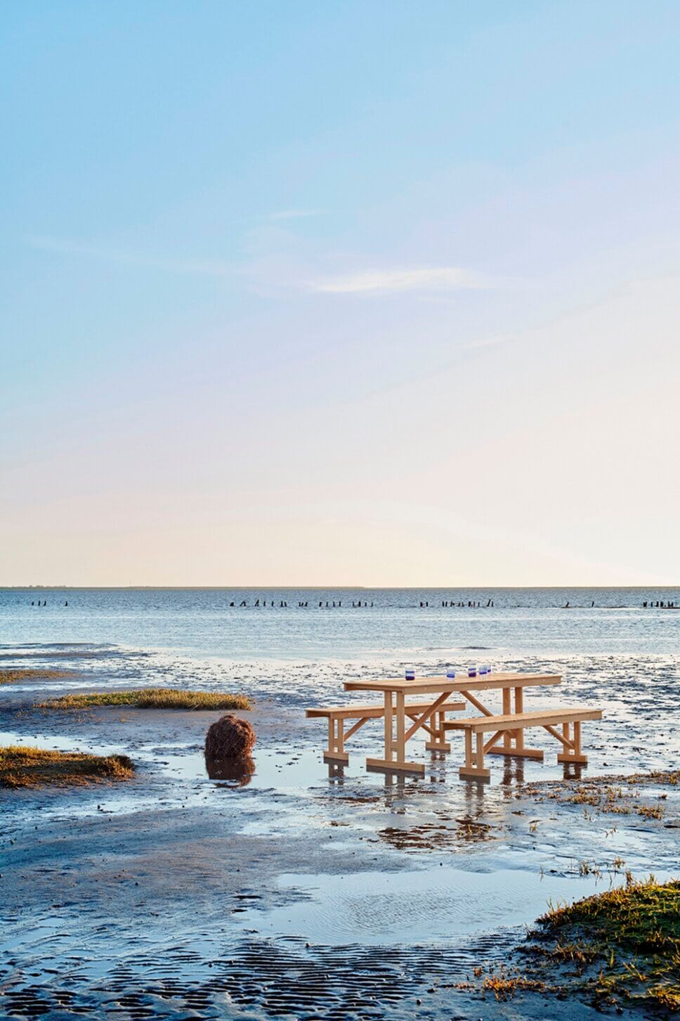 Moderner Gartentisch und Bänke am Strand