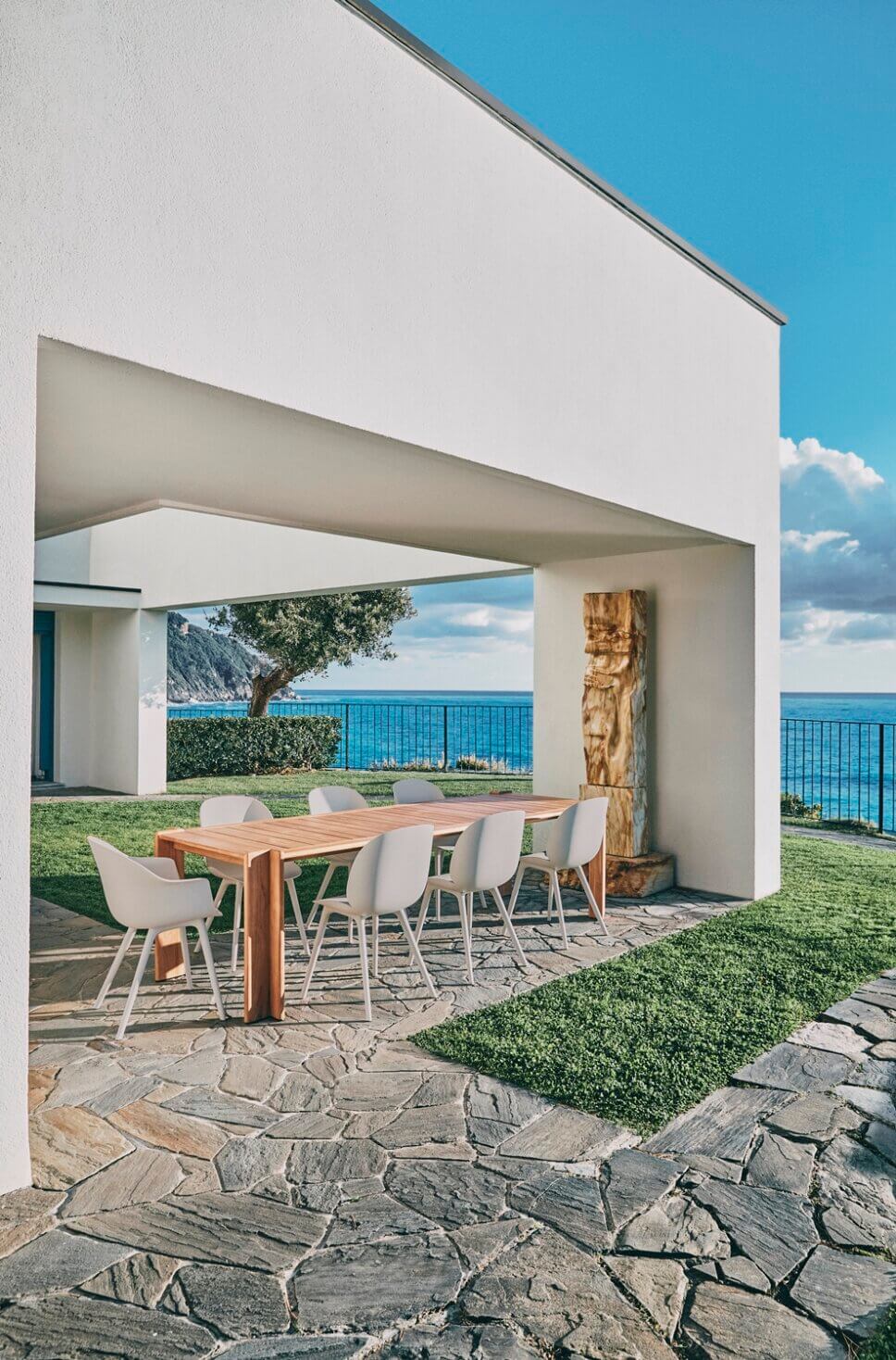 Moderner Gartentisch und Stühle auf der Terrasse