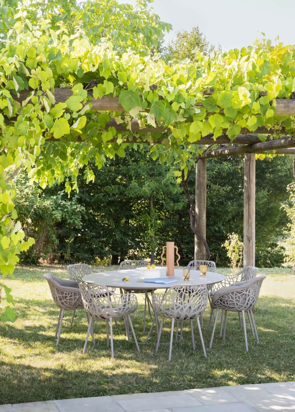 Moderner Gartentisch und Stühle auf der Terrasse