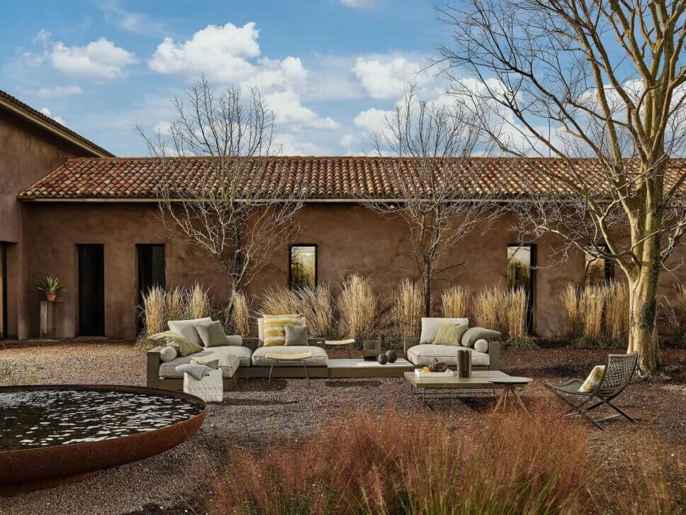 Modernes Gartensofa auf Terrasse