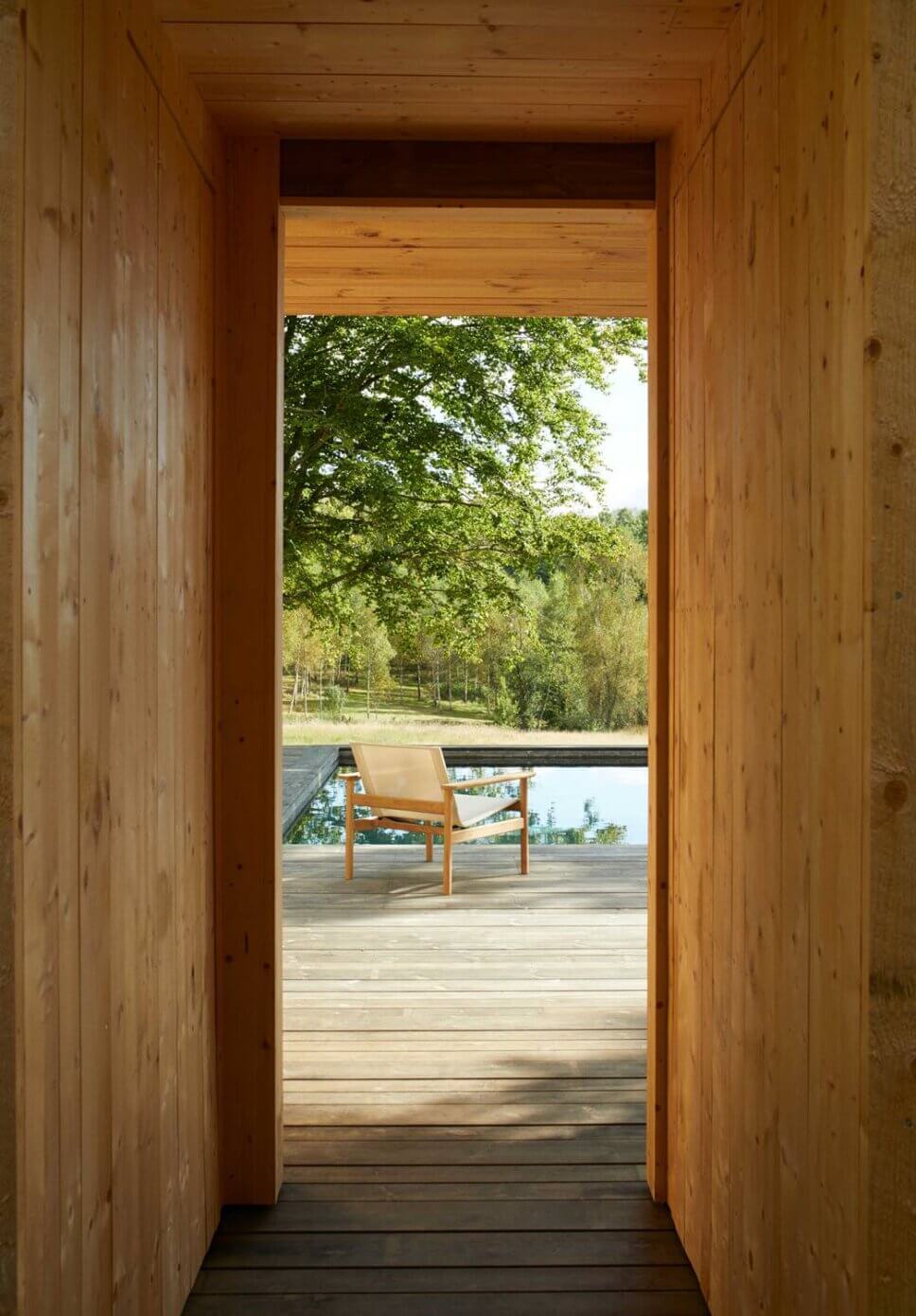 Moderner Gartensessel auf Terrasse am Pool