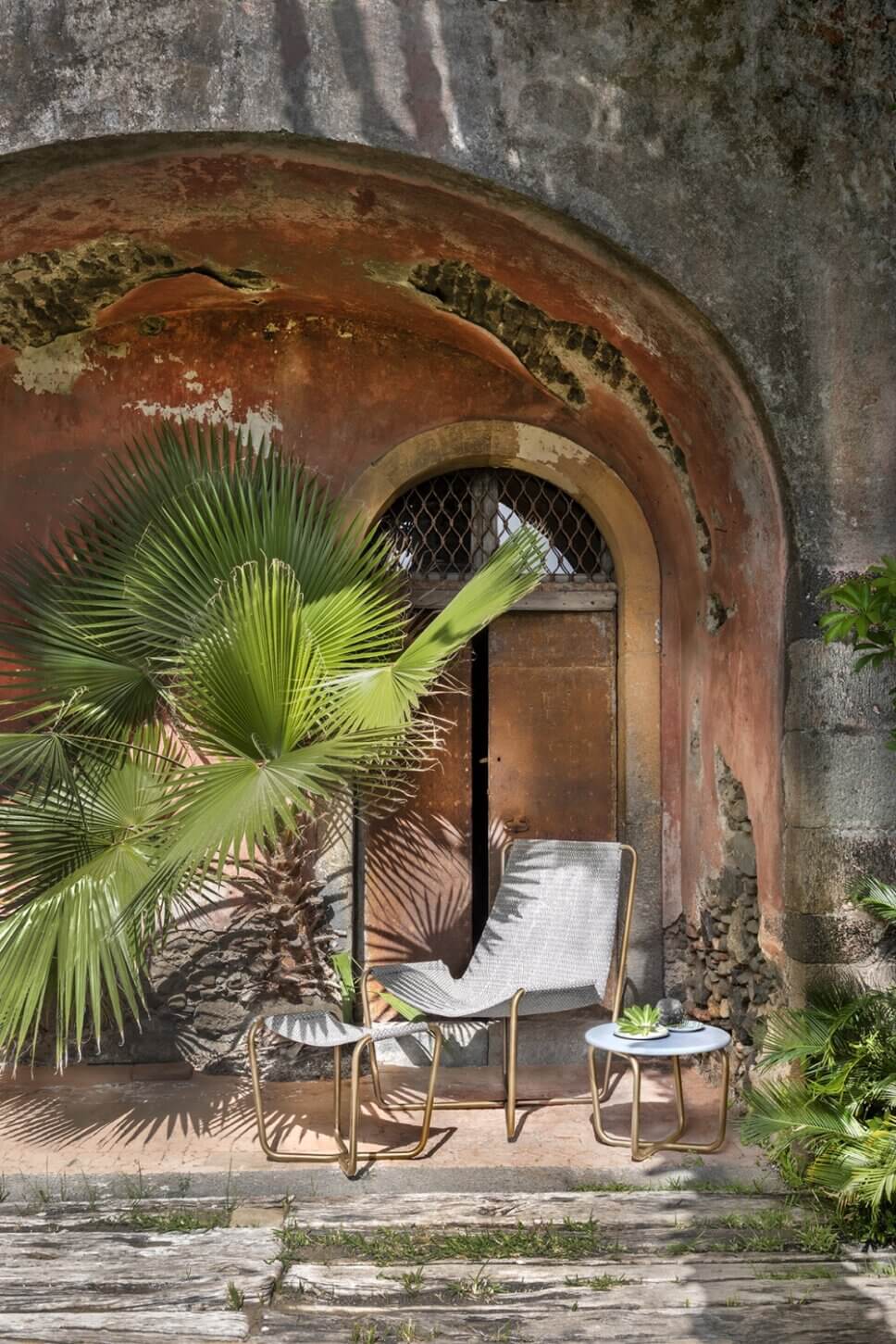 Moderner Gartensessel auf Veranda