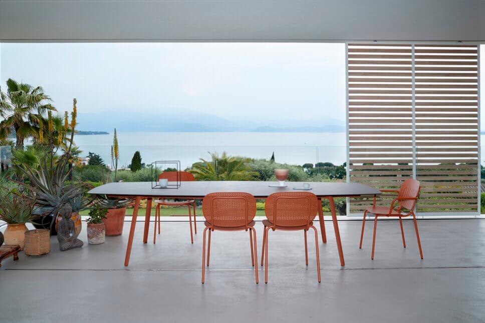 Moderner Gartentisch und Stühle auf der Terrasse