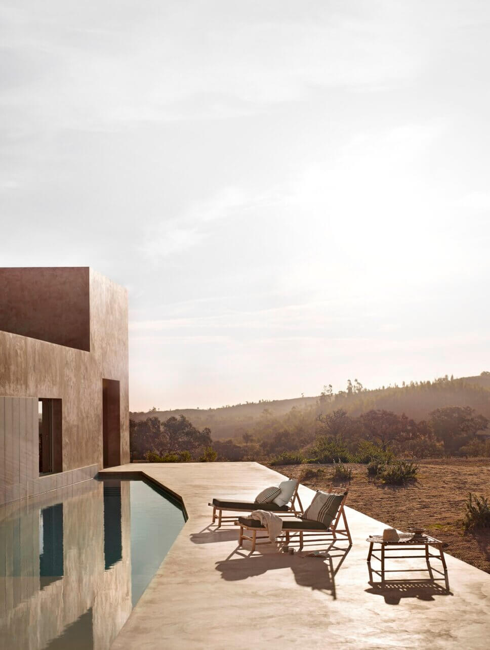moderne Sonnenliegen aus Bambus auf der Terrasse