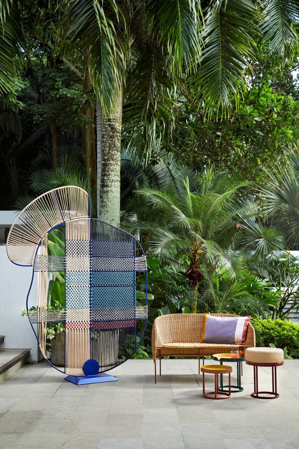 Modernes Gartensofa auf Terrasse