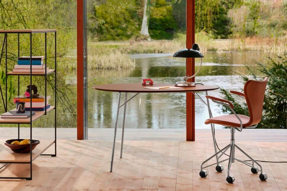 Modernes Wohnzimmer mit skandinavischen Designklassikern eingerichtet