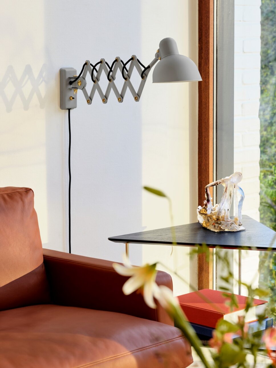 Modernes Wohnzimmer mit skandinavischen Designklassikern eingerichtet