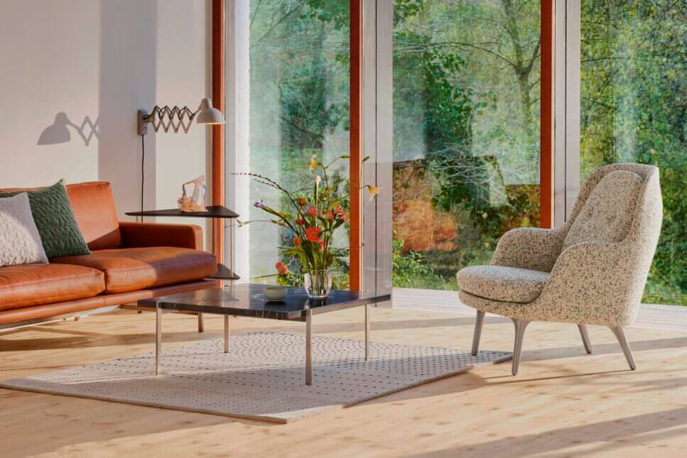 Modernes Wohnzimmer mit skandinavischen Designklassikern eingerichtet