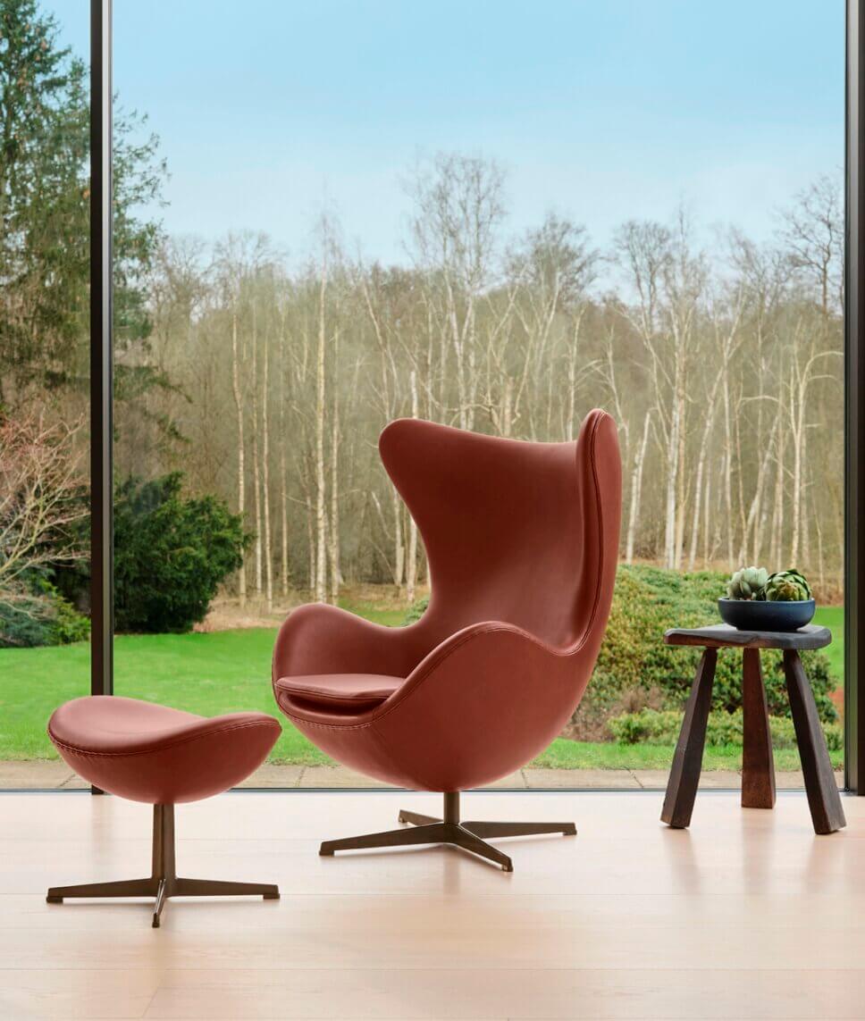 Modernes Wohnzimmer mit skandinavischen Designklassikern eingerichtet