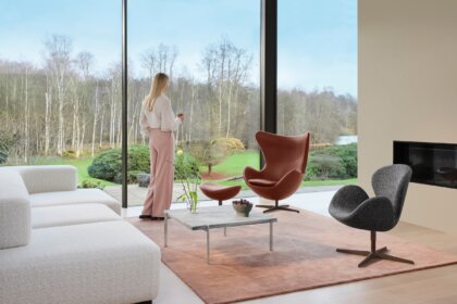 Modernes Wohnzimmer mit skandinavischen Designklassikern eingerichtet