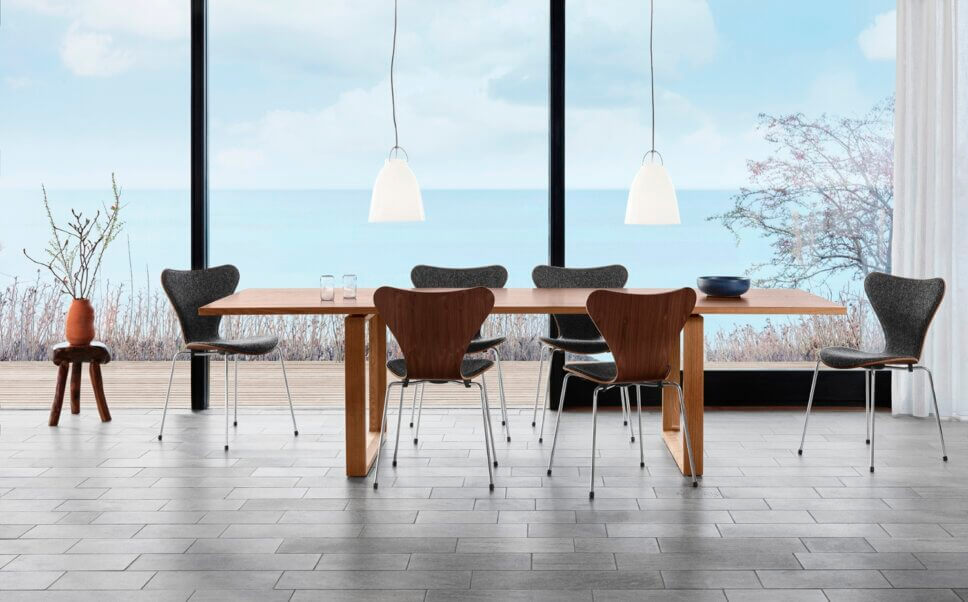 Modernes Esszimmer mit skandinavischen Designklassikern eingerichtet