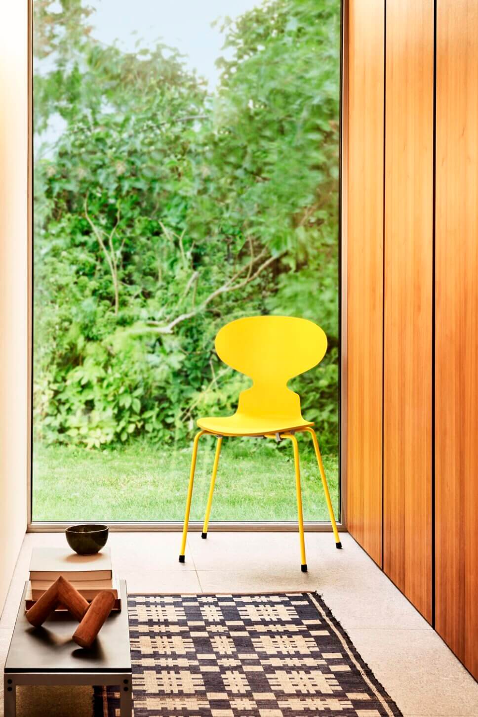 Moderner Flur mit skandinavischem Designklassiker eingerichtet