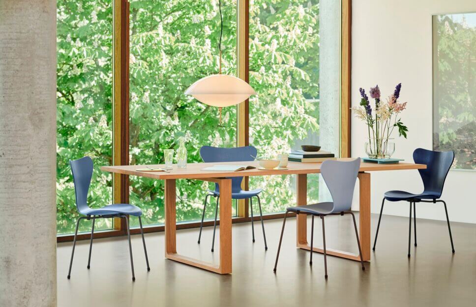 Modernes Esszimmer mit skandinavischen Designklassikern eingerichtet