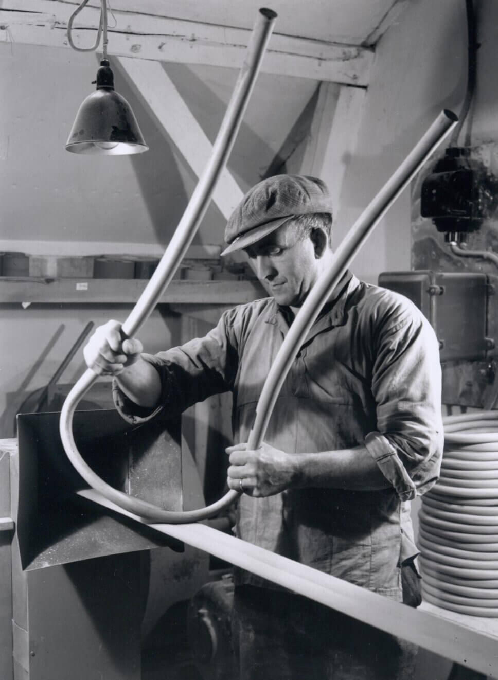 Möbelfabrik in den 1920er Jahren fertigt Stühle aus gebogenem Holz