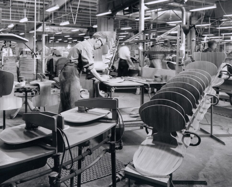 Möbelfabrik in den 60er Jahren fertigt skandinavische Designklassiker