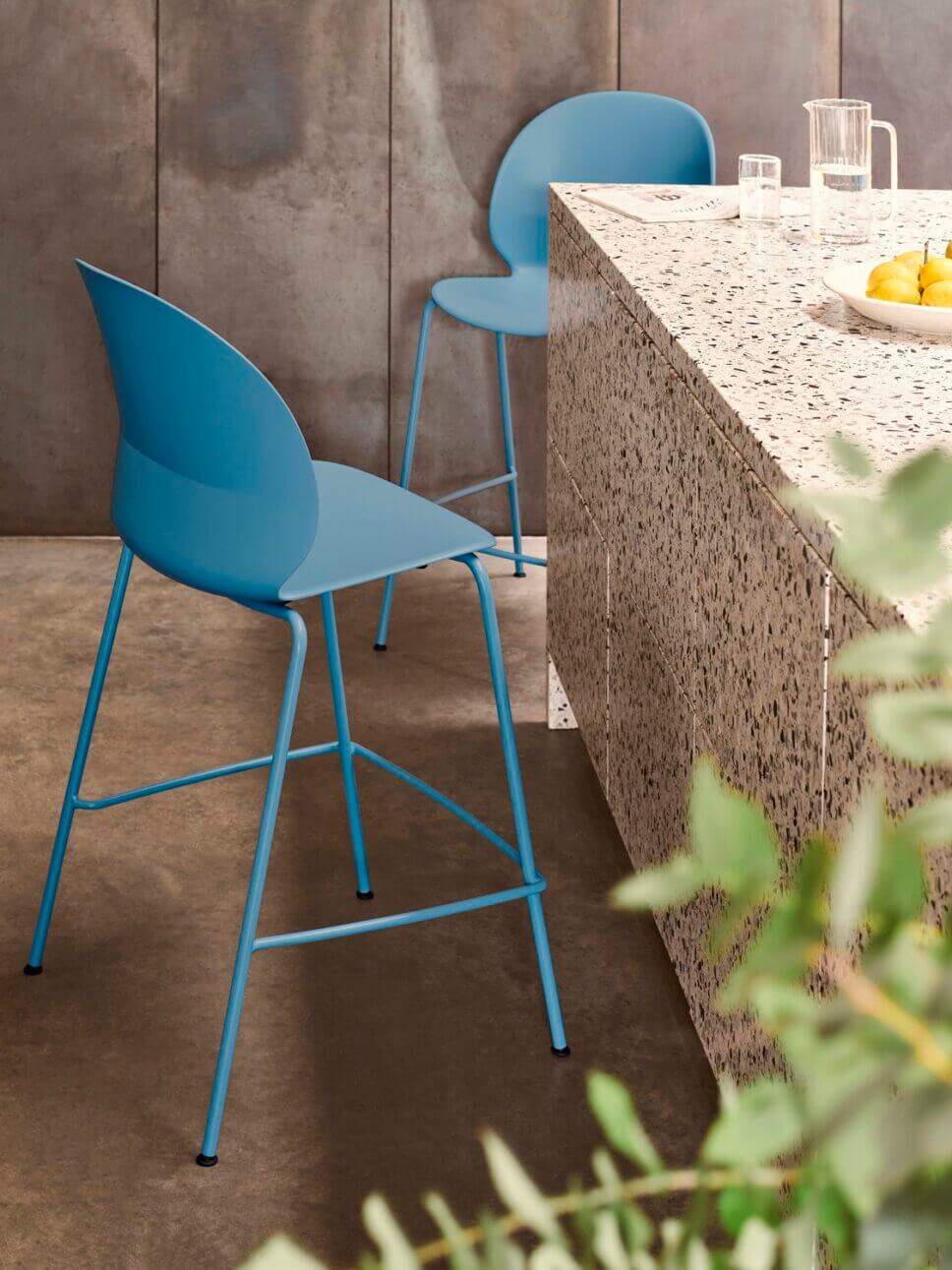 Moderne Küche mit blauen Barhockern an Kücheninsel