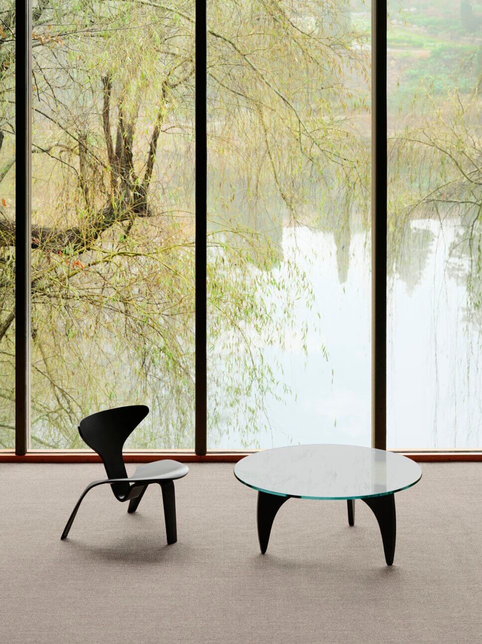 Modernes Wohnzimmer mit skandinavischen Designklassikern eingerichtet