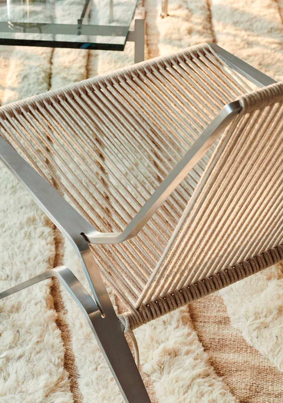 Modernes Wohnzimmer mit skandinavischen Designklassikern eingerichtet