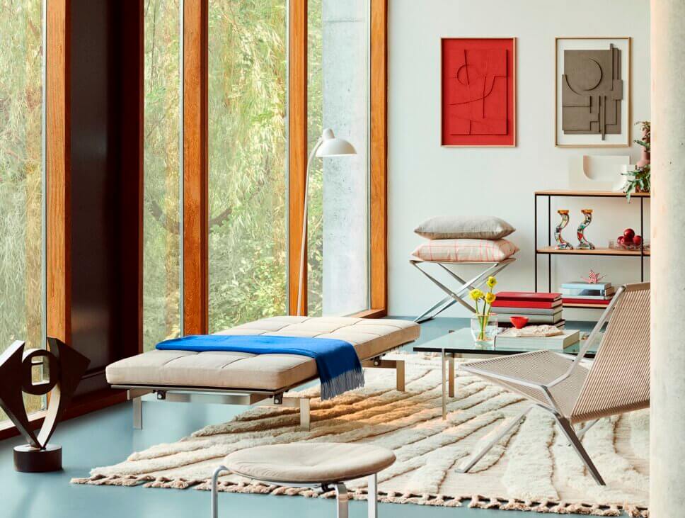 Modernes Wohnzimmer mit skandinavischen Designklassikern eingerichtet