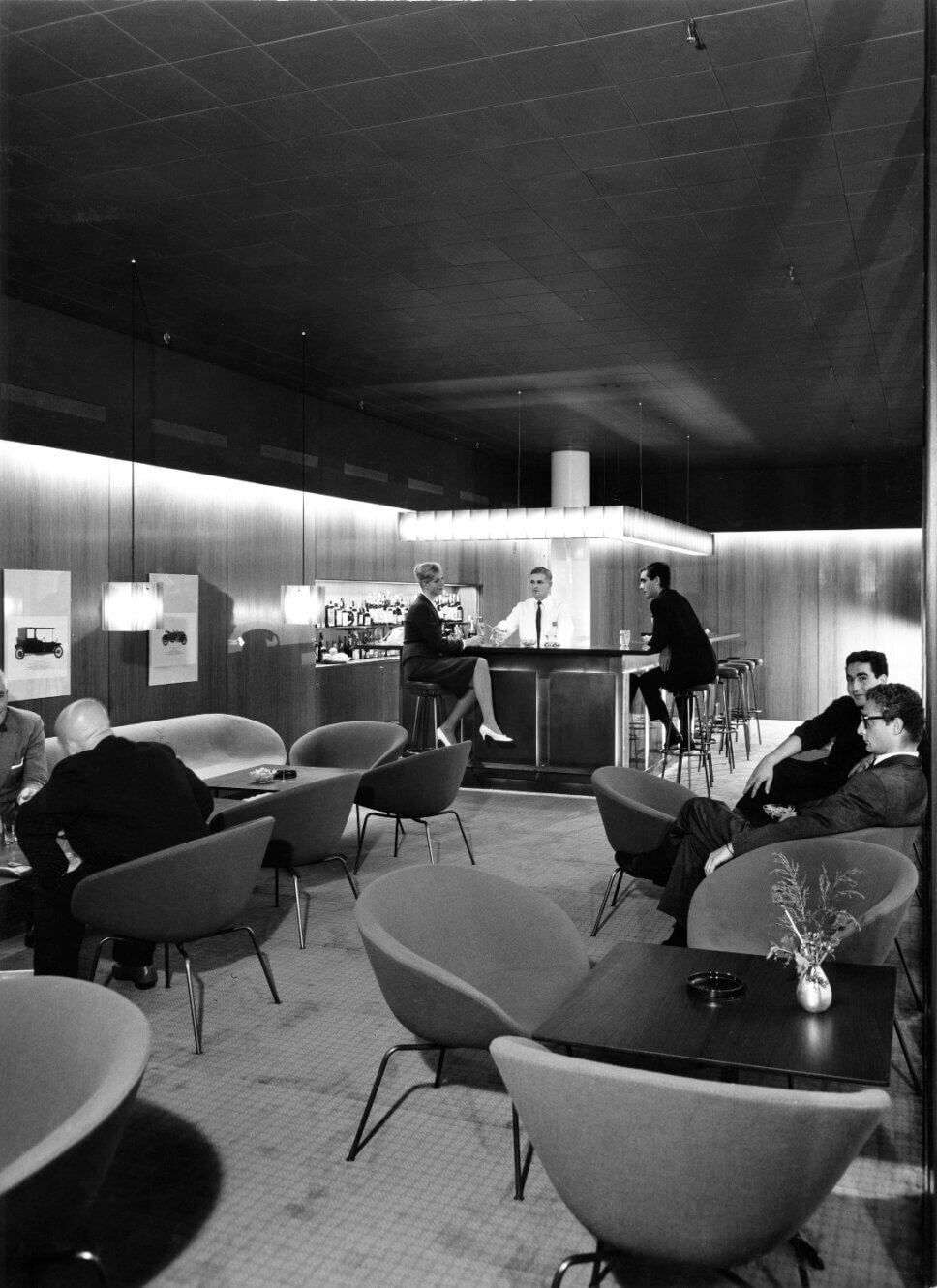 Hotelbar in den 60er Jahren mit skandinavischen Designklassikern eingerichtet