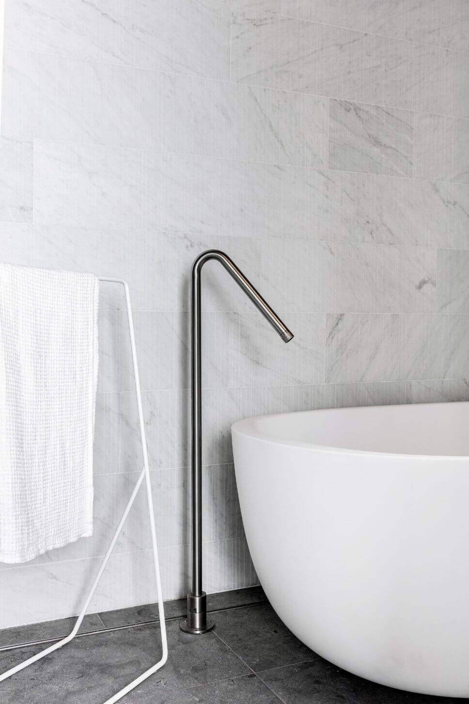 Freistehende Badewanne und Standarmatur in modern eingerichtetem Badezimmer