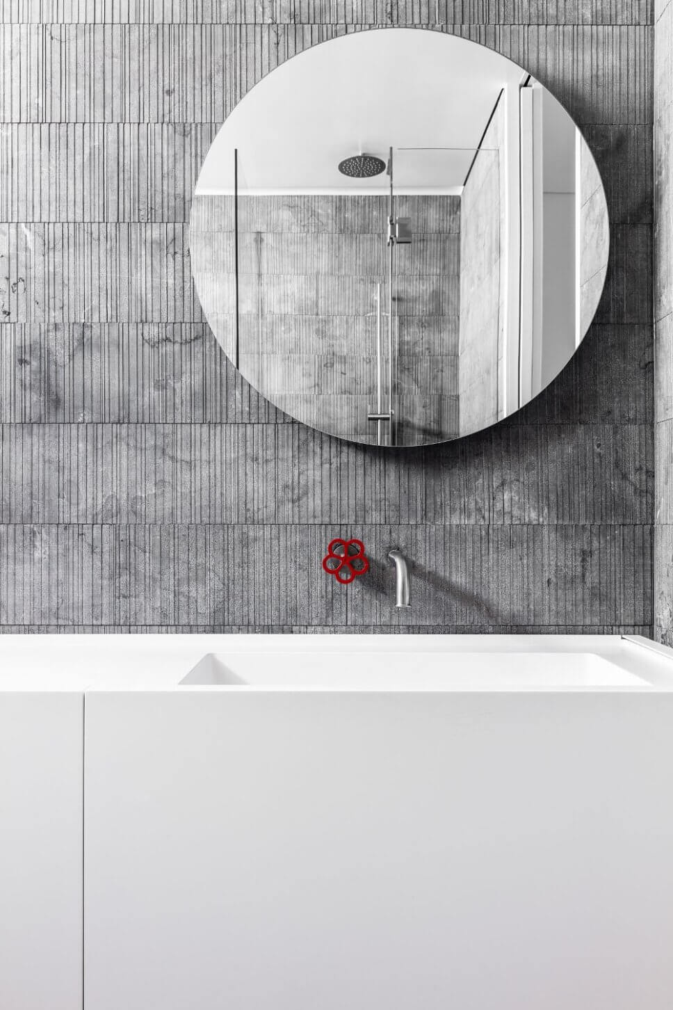 Spiegel und Waschtisch in modern eingerichtetem Badezimmer