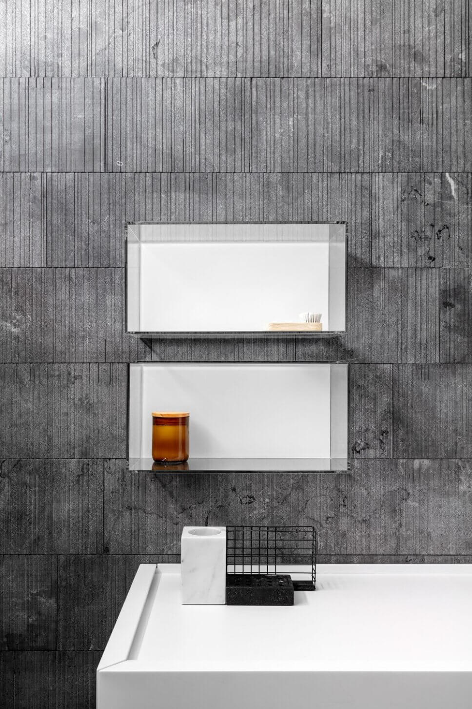 Glasregal in modern eingerichtetem Badezimmer